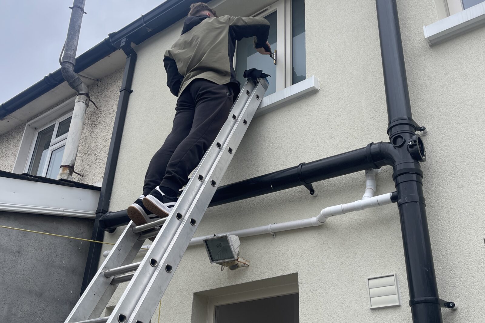 Gutter clearing, semi-detached house